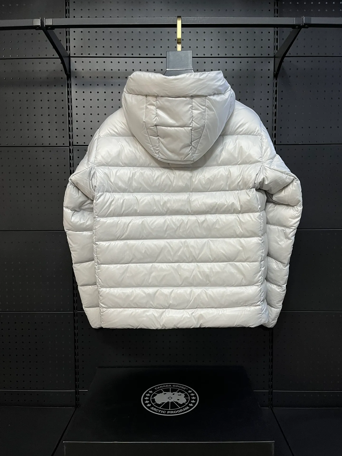 P940 Top 🔥purchase version 𝘾𝘼𝙉𝘼𝘿𝘼 𝙂𝙊𝙊𝙎𝙀/Canada Goose 2227 thin and light style. It’s super lightweight and doesn’t feel any weight on your upper body at all! Show more temperament‼  Canada Goose, a Canadian brand, has always been recognized as the warmest down jacket. Various Instagram celebrities, Internet celebrities, and celebrities often wear it for street photos. I make Canada Goose every year, but I still can’t get rid of my love for the goose. No matter how cold the winter is, there is no need to be afraid. Canada Goose is the legendary warmest down jacket and is known as a must-have for Arctic outdoor sports! The most popular down jacket in the world, celebrities are rushing to buy it, it is a must-have! Size: S-2XL Color: silver gray (red label) silver gray (black label), black (red label), black (black label), dark blue